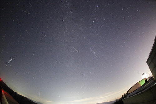12일 오후 10시부터 13일 오전 5시까지 북동쪽 하늘에서 한 여름밤의 '별똥별 우주쇼'를 볼 수 있다.  국립과천과학관 제공
